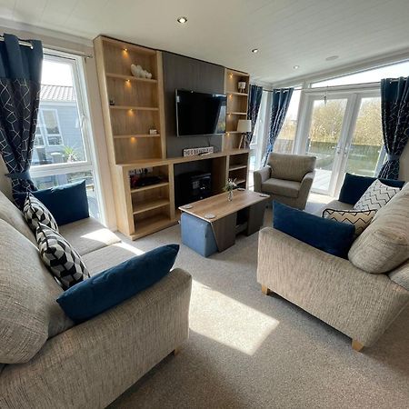 Indulgence Lakeside Lodge I3 With Hot Tub, Private Fishing Peg Situated At Tattershall Lakes Country Park Bagian luar foto