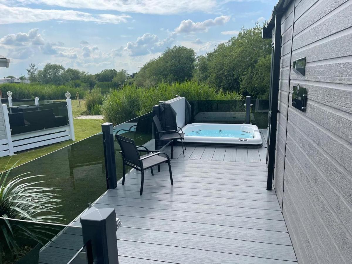 Indulgence Lakeside Lodge I3 With Hot Tub, Private Fishing Peg Situated At Tattershall Lakes Country Park Bagian luar foto