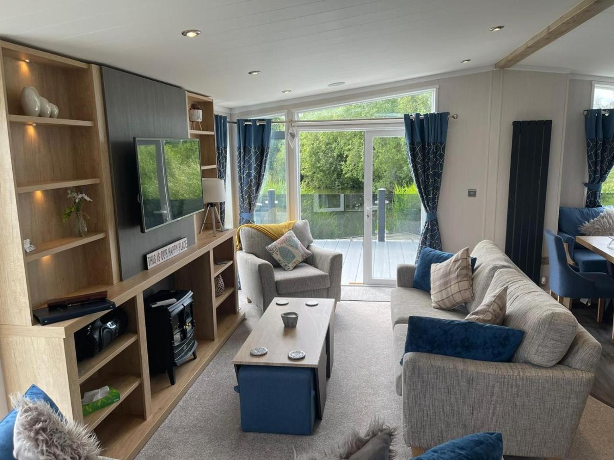 Indulgence Lakeside Lodge I3 With Hot Tub, Private Fishing Peg Situated At Tattershall Lakes Country Park Bagian luar foto