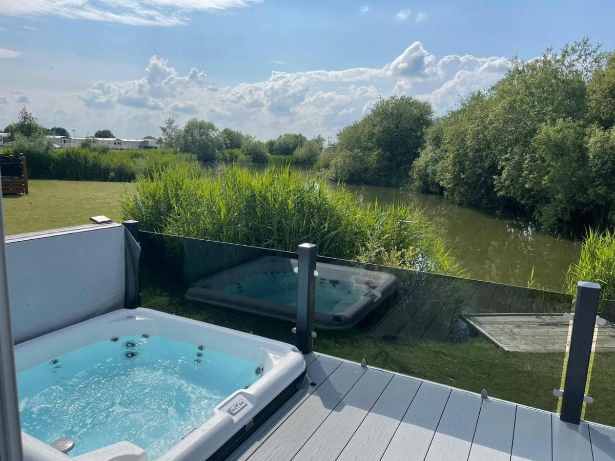 Indulgence Lakeside Lodge I3 With Hot Tub, Private Fishing Peg Situated At Tattershall Lakes Country Park Bagian luar foto
