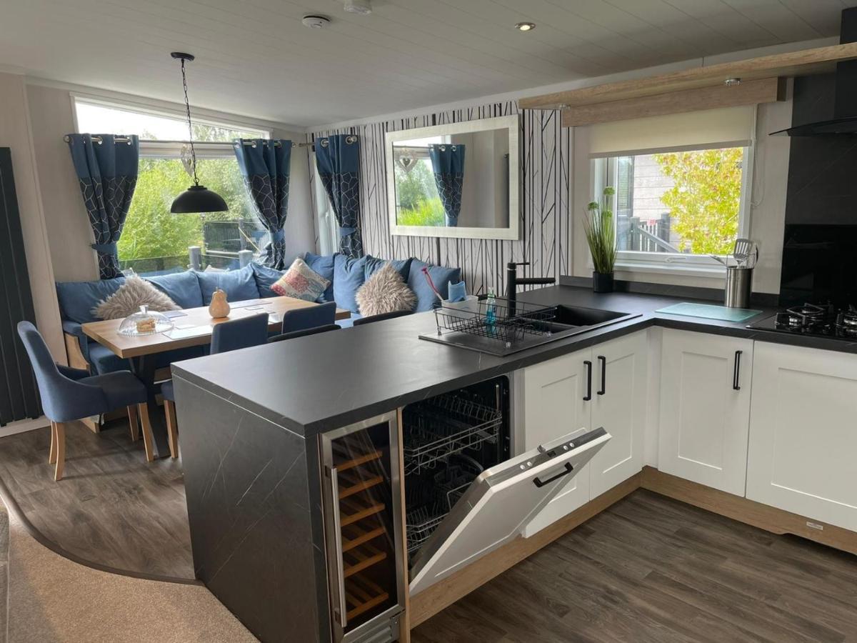 Indulgence Lakeside Lodge I3 With Hot Tub, Private Fishing Peg Situated At Tattershall Lakes Country Park Bagian luar foto