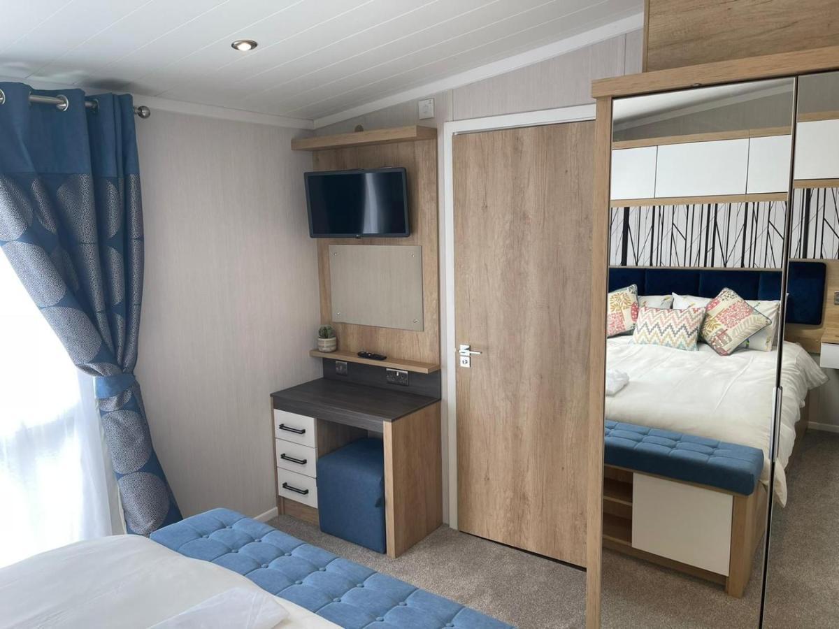 Indulgence Lakeside Lodge I3 With Hot Tub, Private Fishing Peg Situated At Tattershall Lakes Country Park Bagian luar foto