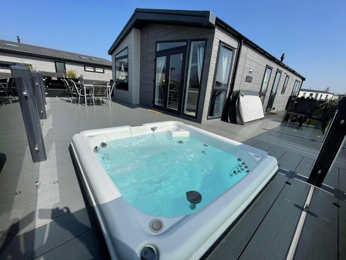 Indulgence Lakeside Lodge I3 With Hot Tub, Private Fishing Peg Situated At Tattershall Lakes Country Park Bagian luar foto