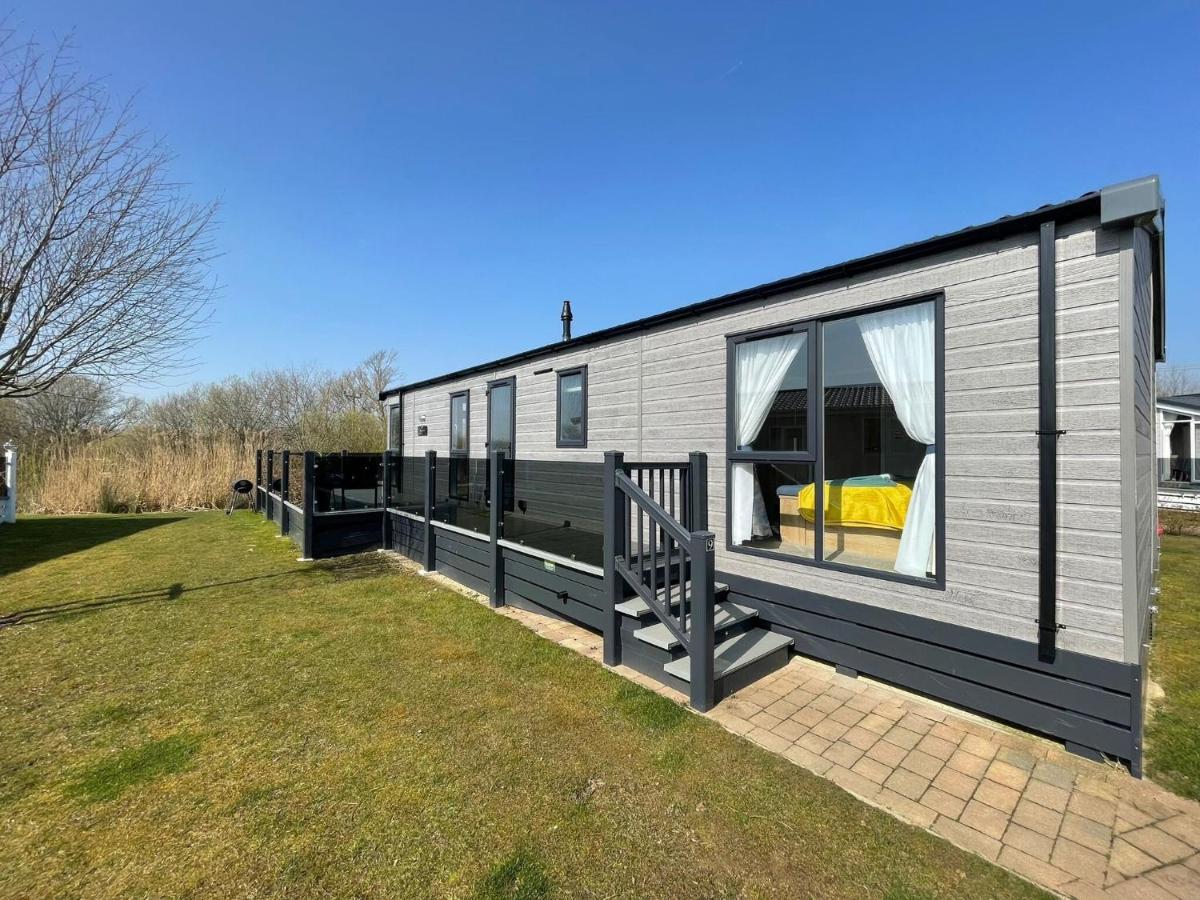 Indulgence Lakeside Lodge I3 With Hot Tub, Private Fishing Peg Situated At Tattershall Lakes Country Park Bagian luar foto