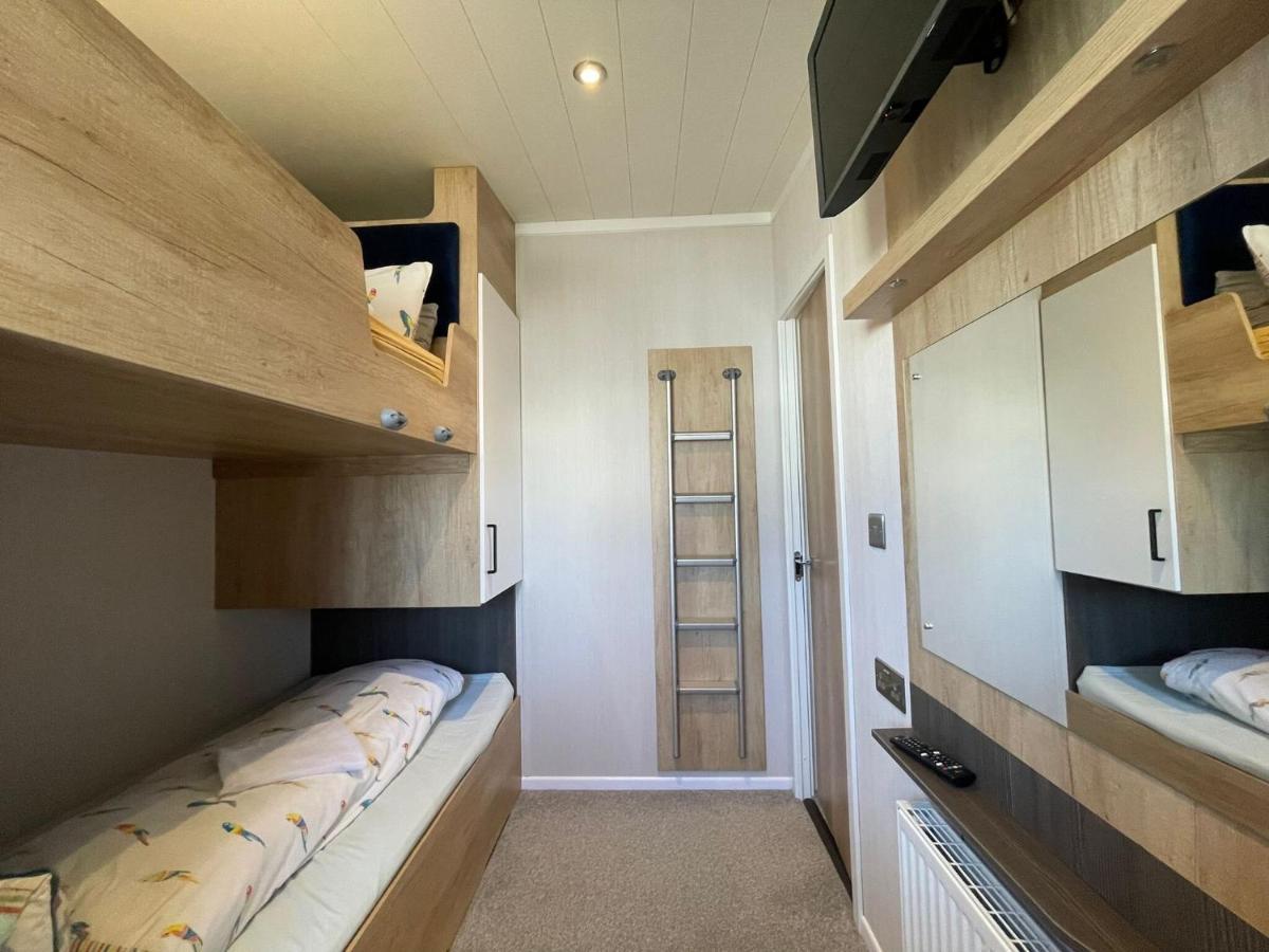 Indulgence Lakeside Lodge I3 With Hot Tub, Private Fishing Peg Situated At Tattershall Lakes Country Park Bagian luar foto