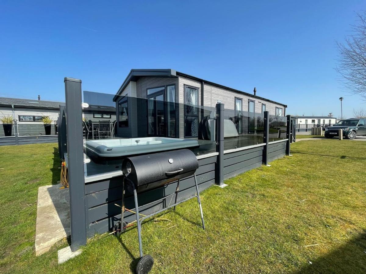 Indulgence Lakeside Lodge I3 With Hot Tub, Private Fishing Peg Situated At Tattershall Lakes Country Park Bagian luar foto