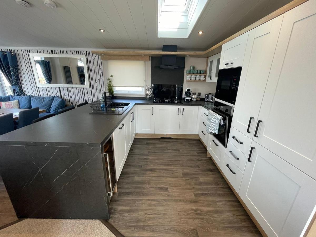 Indulgence Lakeside Lodge I3 With Hot Tub, Private Fishing Peg Situated At Tattershall Lakes Country Park Bagian luar foto