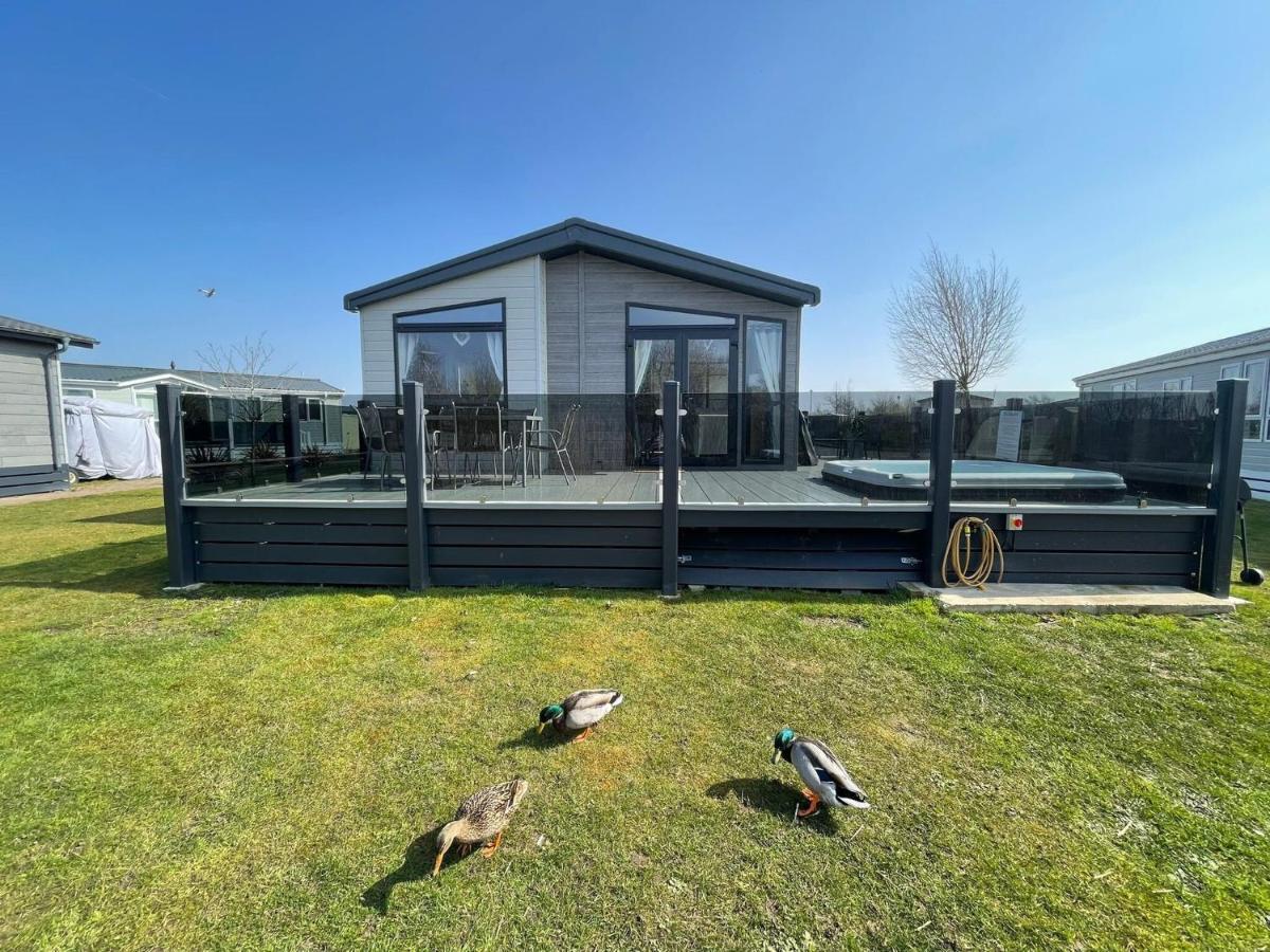 Indulgence Lakeside Lodge I3 With Hot Tub, Private Fishing Peg Situated At Tattershall Lakes Country Park Bagian luar foto