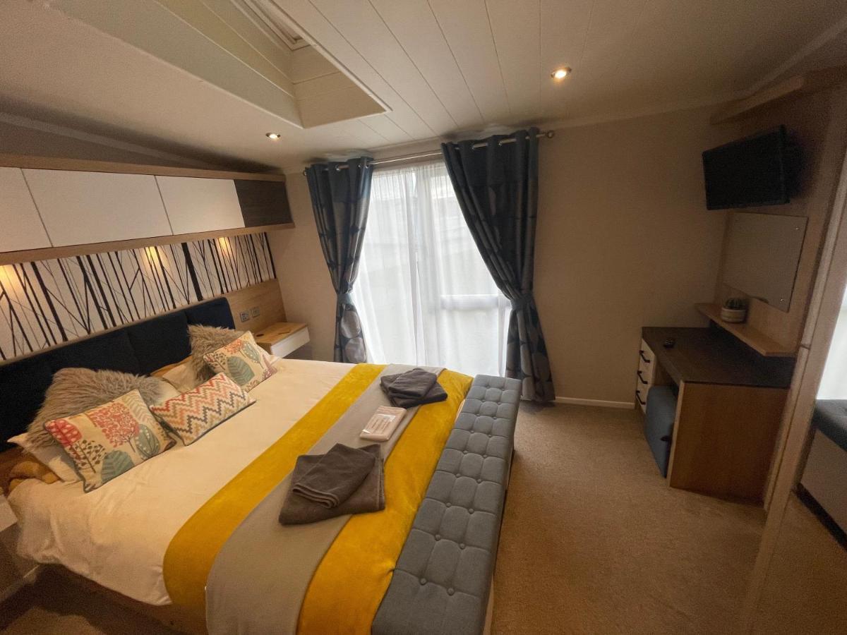 Indulgence Lakeside Lodge I3 With Hot Tub, Private Fishing Peg Situated At Tattershall Lakes Country Park Bagian luar foto