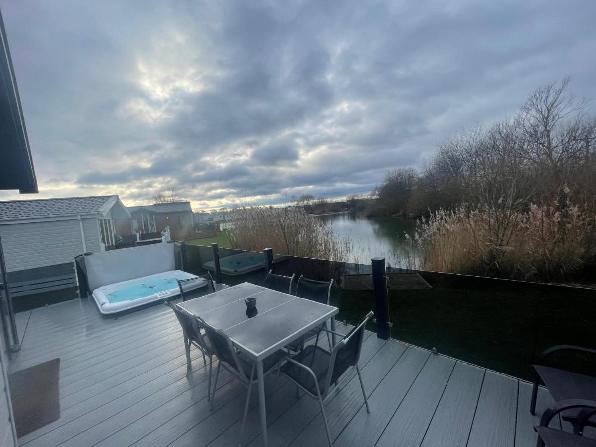 Indulgence Lakeside Lodge I3 With Hot Tub, Private Fishing Peg Situated At Tattershall Lakes Country Park Bagian luar foto